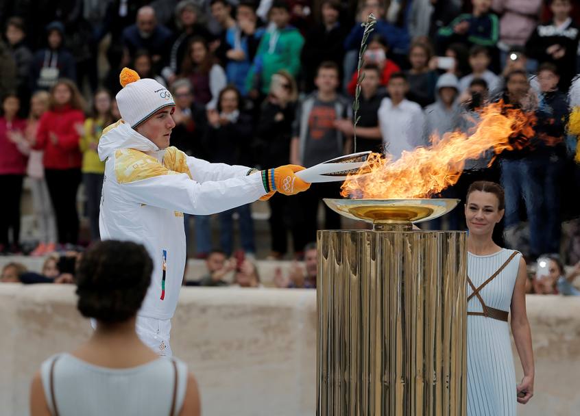  La fiamma che brucerà durante le Olimpiadi Invernali di PyeongChang del 2018 è stata consegnata agli organizzatori della manifestazione ad Atene, nello stadio di marmo che ha ospitato i primi Giochi nel 1896. 